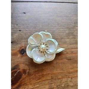 Vintage Iridescent White Retro Hippy Mod 60's Enamel Flower Pin Brooch